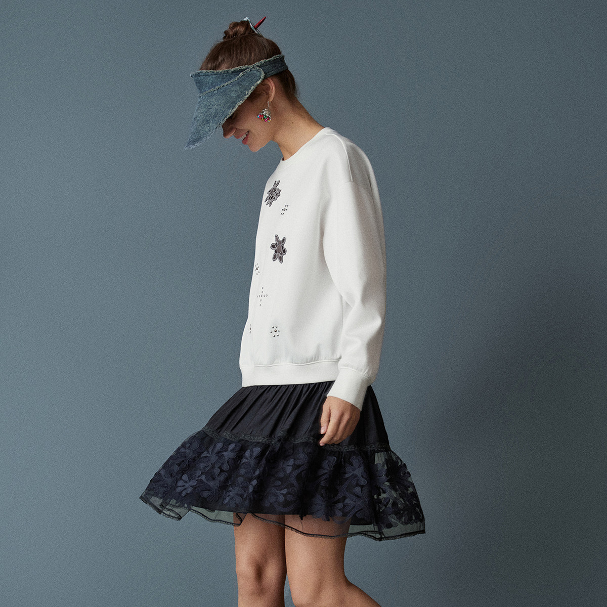 HUI卉空气层玉梅补花绣花纹镶钻落肩袖钉珠圆领卫衣2026春季新款,淘宝优惠券,粉丝福利购,淘宝优惠卷