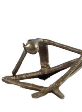 新中式现代创意金属人物雕塑拉绳运动黑色小摆件样板间软装饰品