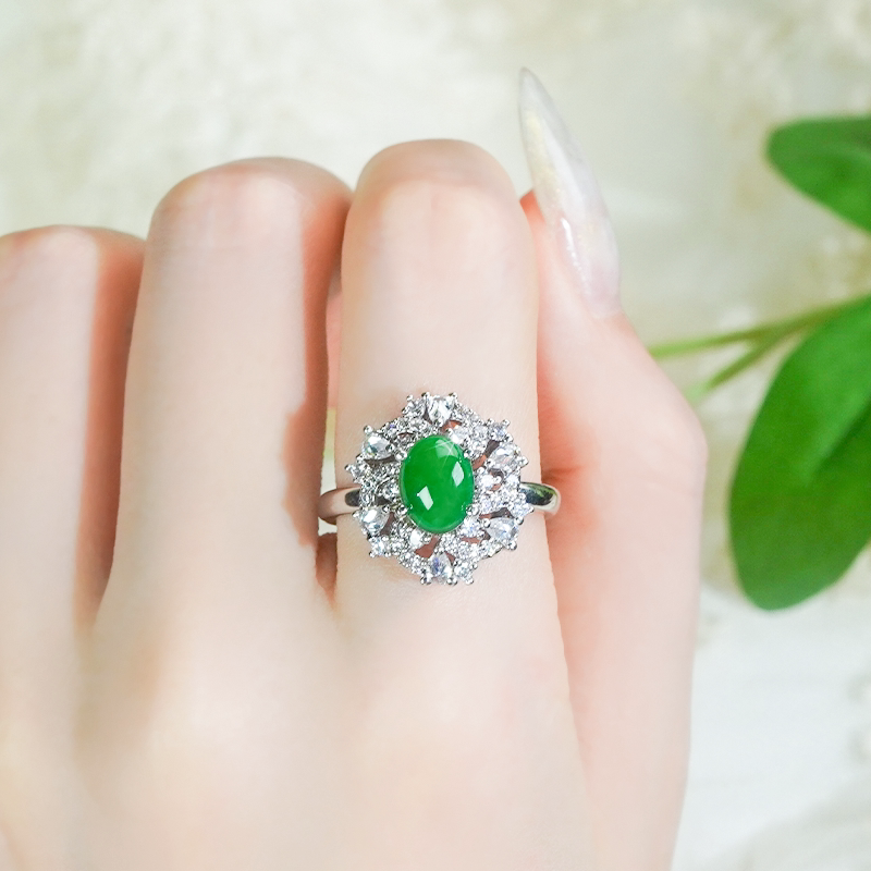Natural jade A-grade inlaid fashionable green cabochon jade ring is elegant and exquisite