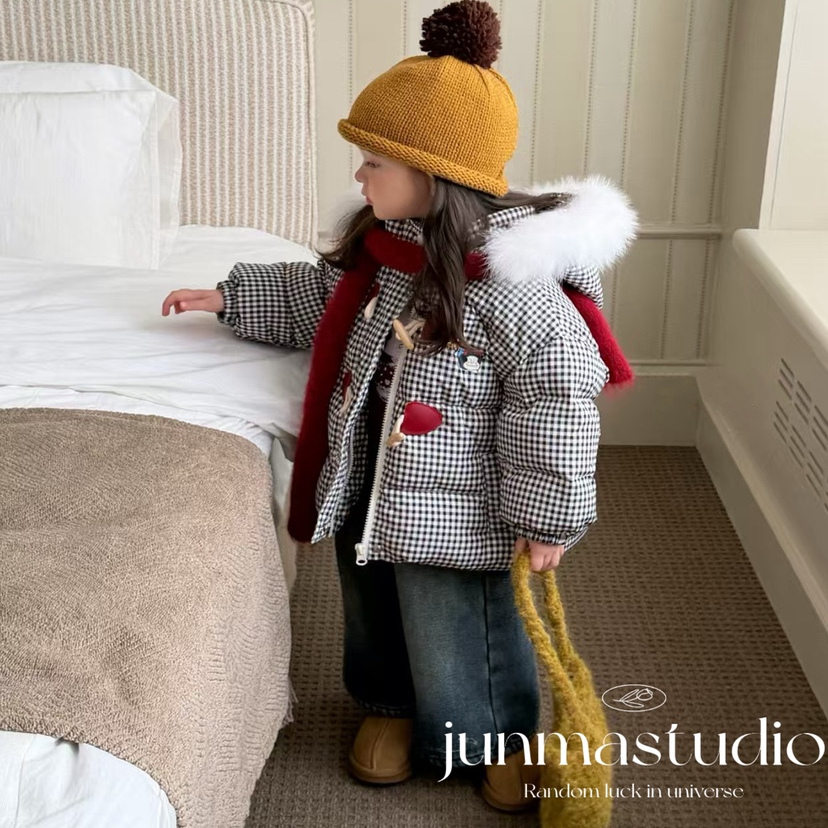 品牌童装女童宝宝儿童冬装大毛领连帽格子羽绒服牛角扣白鸭绒外套 - 图1