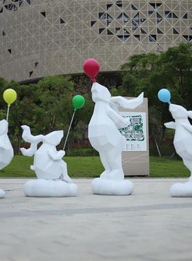 玻璃钢几何云朵兔子雕塑小区广场公园售楼部彩绘动物卡通摆件美陈