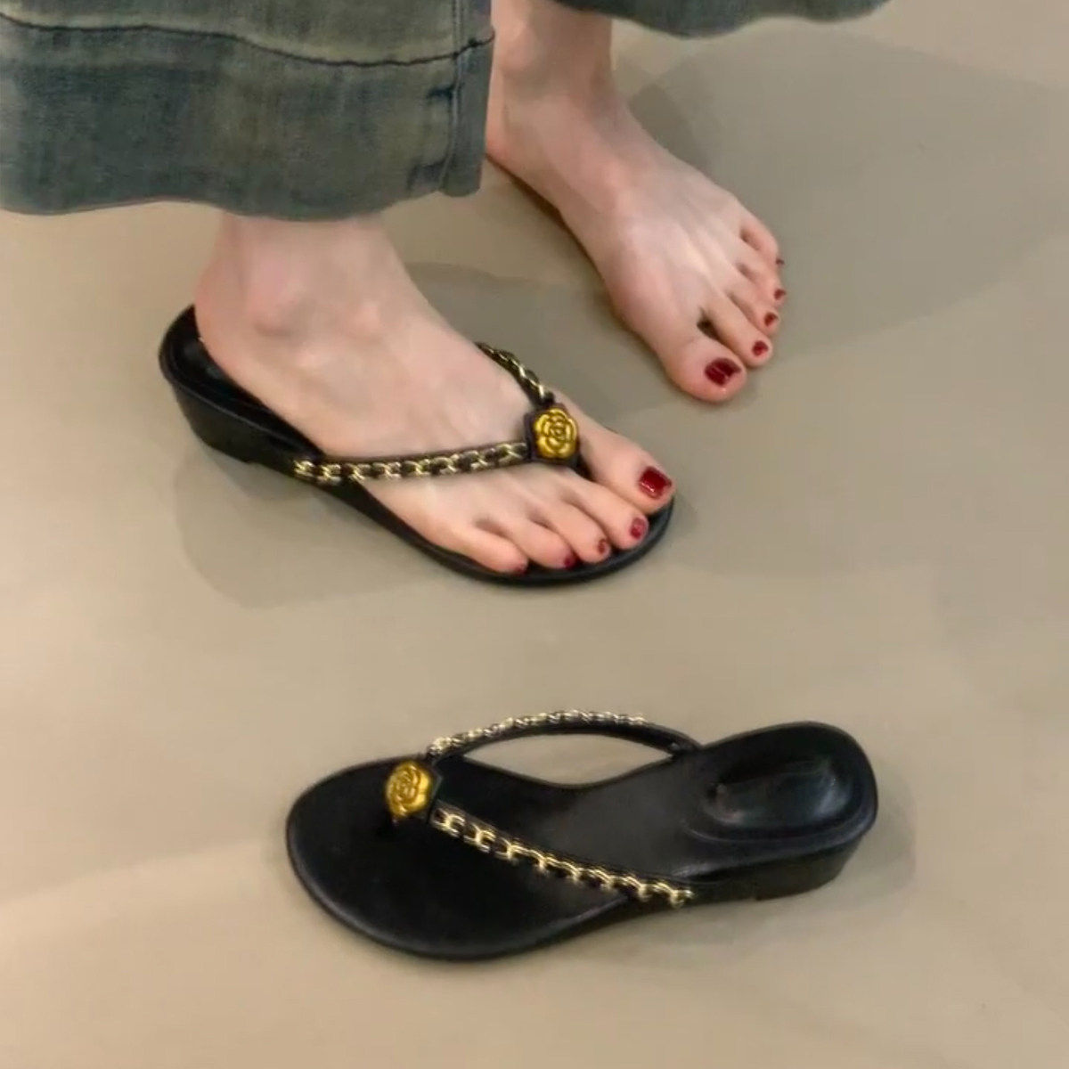 2026新款小香风外穿金属气质人字拖女夏季坡跟露趾简约花朵凉拖鞋,淘宝优惠券,粉丝福利购,淘宝优惠卷