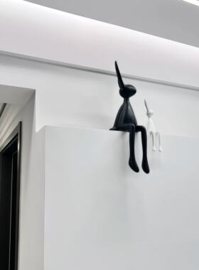 创意北欧风陶瓷哑光坐姿兔长耳兔摆件高档轻奢玄关电视柜酒柜摆件