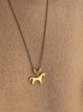 古法拉丝磨砂立体小马吊坠