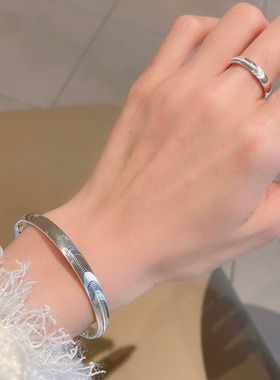 今泽饰品银色猫眼手镯女时尚百搭爆闪实心镯子轻奢高级感素圈手环