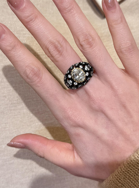 黑色椭圆闪钻戒指女款