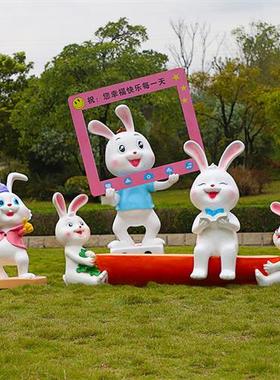 玻璃钢卡通兔子雕塑大型落地摆件幼儿园商场美陈展厅门店景观装饰