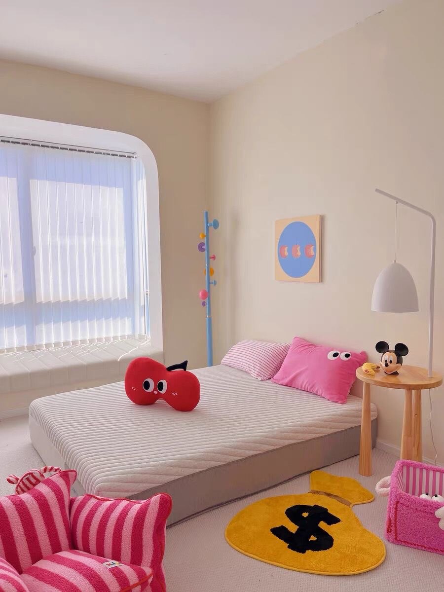 卡通大眼睛苹果抱枕宿舍靠垫床头装饰小红书少女心苹果圣诞节礼物