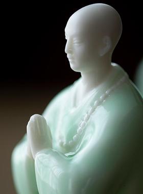 久造中式青瓷小和尚摆件陶瓷创意桌面装饰品书房客厅禅意茶室造景