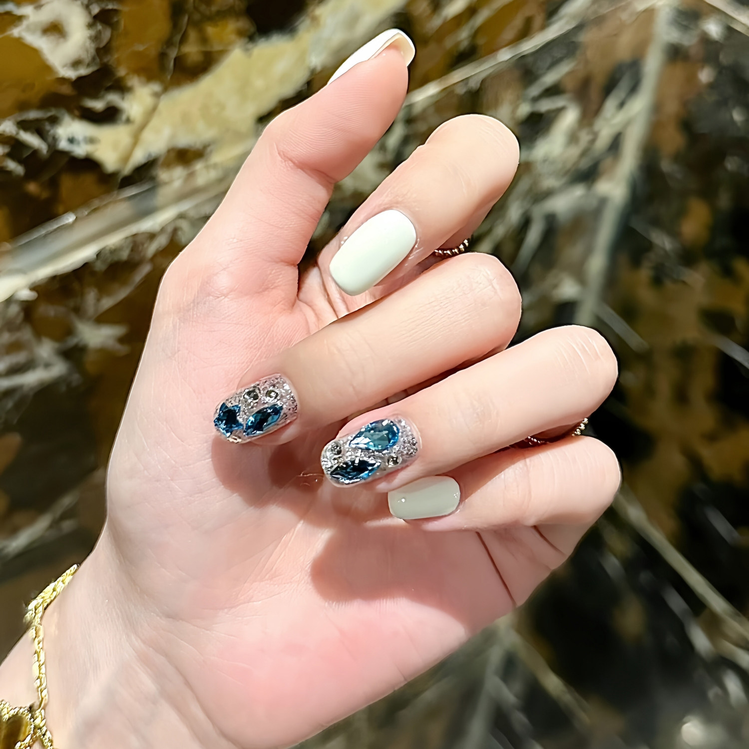 手工美甲穿戴甲短款奶白香槟极光玻璃碎钻高级感成品可拆卸贴片,淘宝优惠券,粉丝福利购,淘宝优惠卷