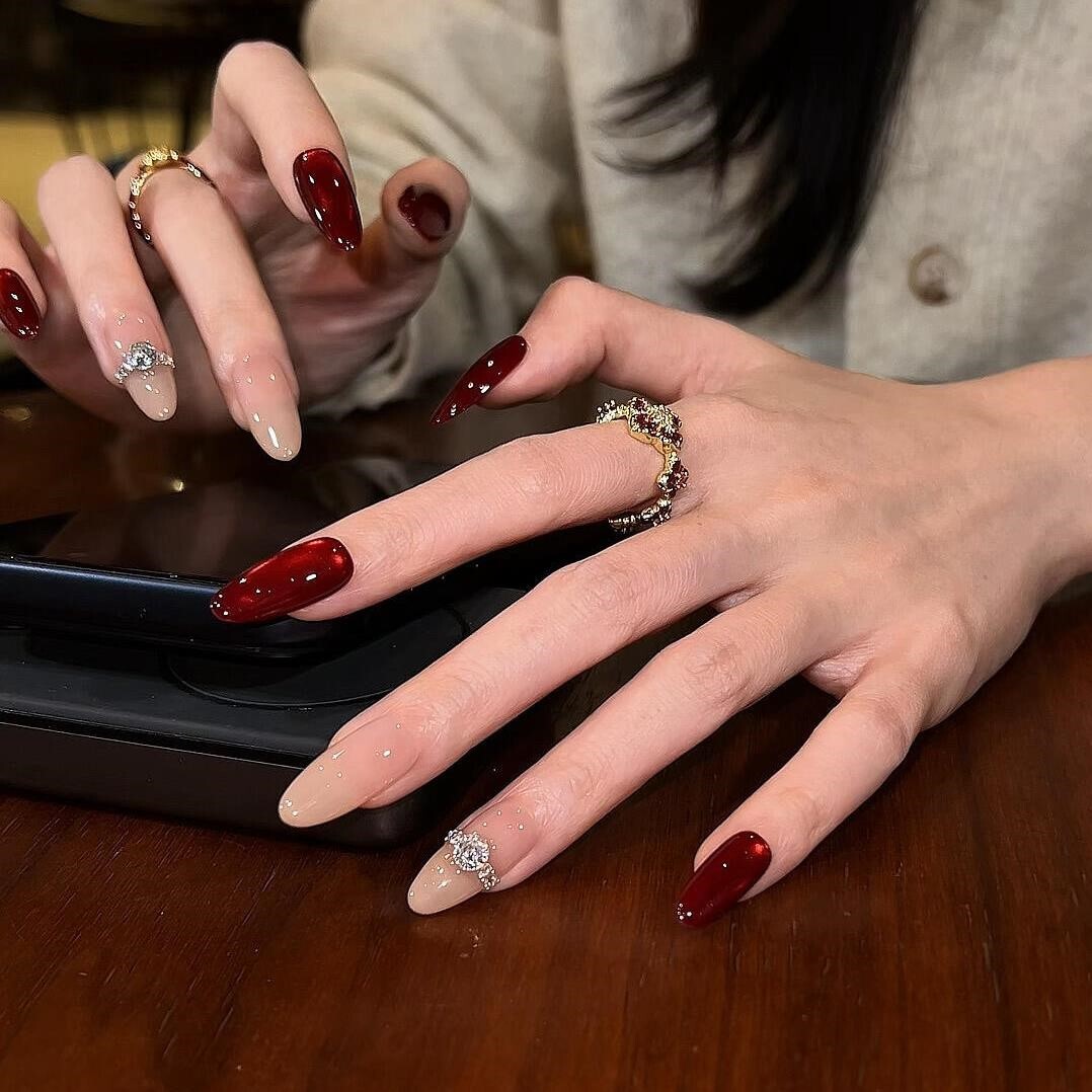 Autumn and winter new high-end nude ruby cat eye handmade wear nails and diamond rings to show white long New Year's manicure