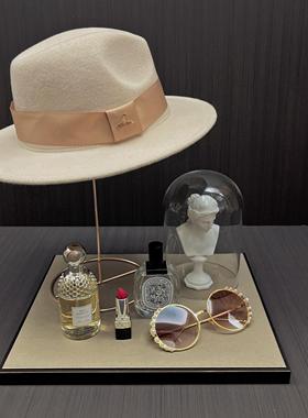 现代样板房衣服衣帽间装饰品摆件样板间女装驼色服饰软装