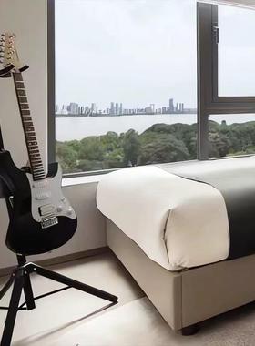 现代轻奢样板间音乐主题书房书桌软装饰品摆件高级感台灯耳机组合