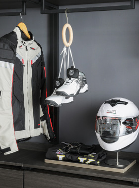 简约样板房男孩衣帽间房饰品运动球主题儿童房书桌头盔熊组合摆件