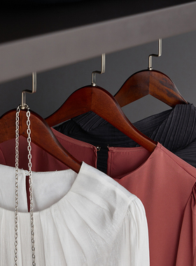 样板房衣帽间梳妆台软装饰品衣服套装搭配女士衣柜红色组合摆件花