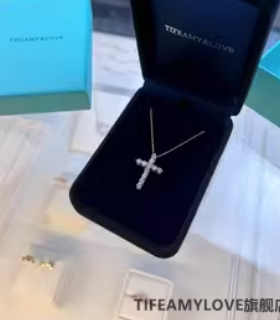 18K金爱心镶钻十字架钻石项链