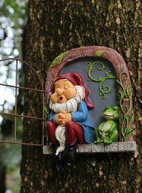 跨境供应新款矮人青蛙窗户挂件创意树脂庭院花园树挂景观饰品摆件