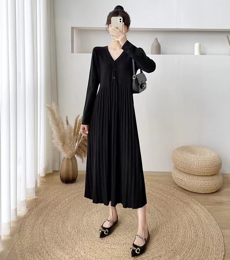 孕妇连衣裙2026新款秋冬紫色V领时尚宽松显瘦遮肚针织百褶毛衣裙,淘宝优惠券,粉丝福利购,淘宝优惠卷