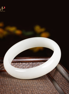 新疆和田玉手镯泥鳅背女士玉镯子