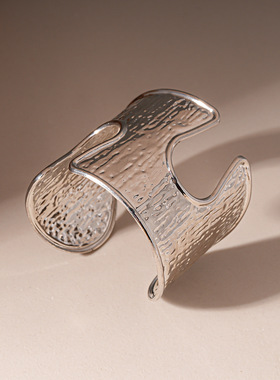 重工金属感褶皱镂空圆形开口手镯