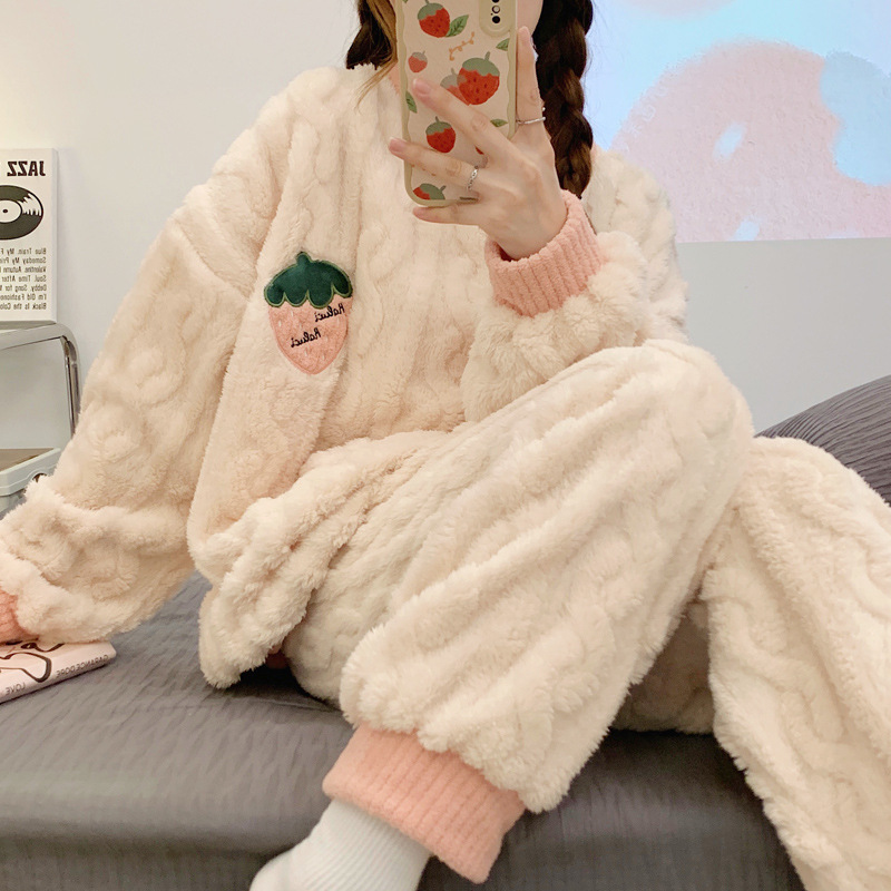 卡通少女珊瑚绒套装睡衣，新款2023草莓熊睡袍珊瑚绒睡衣套装，超赞!-第5张图片-提都小院