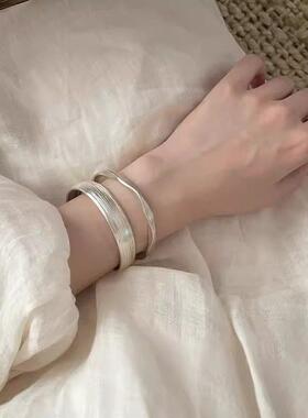哑光感叠戴素圈手镯女轻奢小众