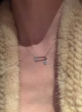 心动的别针爱心项链女小众设计感