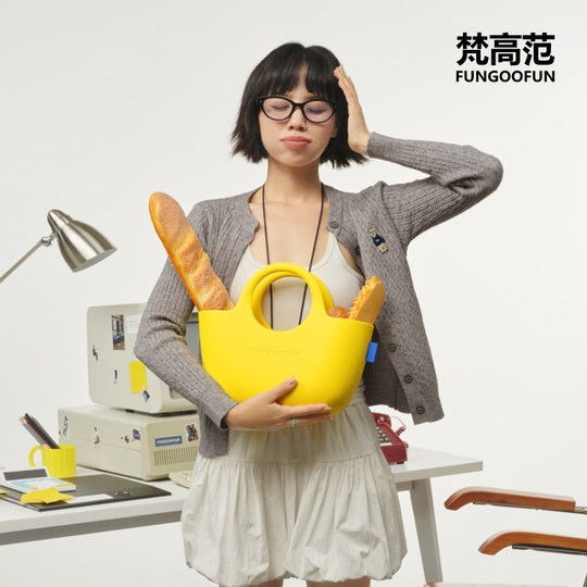 Lightweight and large-capacity commuter bag