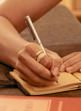 RetroChic白色圣蛇戒指