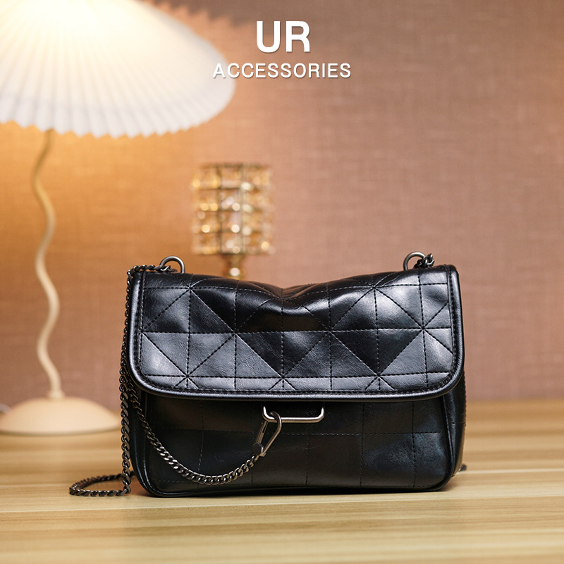UR通勤风单肩包包大容量带链条邮差包2024新款车缝线软皮斜挎女包