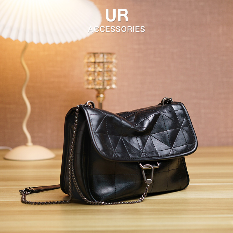 UR通勤风单肩包包大容量带链条邮差包2024新款车缝线软皮斜挎女包