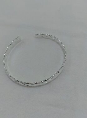 一页出品！百搭款时尚手镯女开口麻花交织佩戴手腕配饰可调节大小