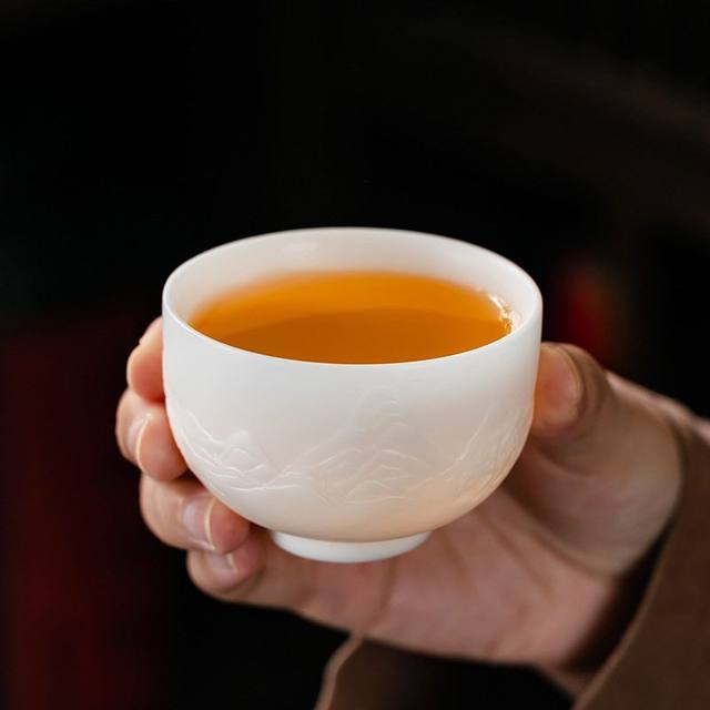 Relief landscape high-end ice-seed suet jade master cup single cup tea cup personal special ceramic Kung Fu tea set