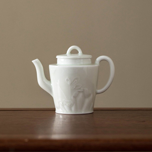 Chinese-style shadow green ceramic hand-held pot for home tea making and water separation small single pot high-end Kung Fu tea set 2025 new style