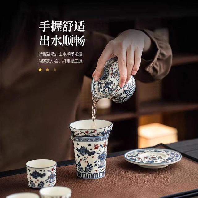 Retro blue and white underglaze red fish and algae pattern covered bowl, high-end light luxury Chinese style single Kung Fu tea set, anti-scalding tea cup