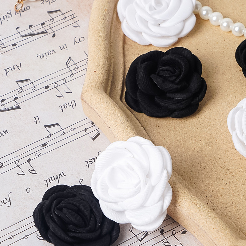 2024情人节蛋糕装饰品仿真山茶花摆件黑白高级感花朵女神生日插件