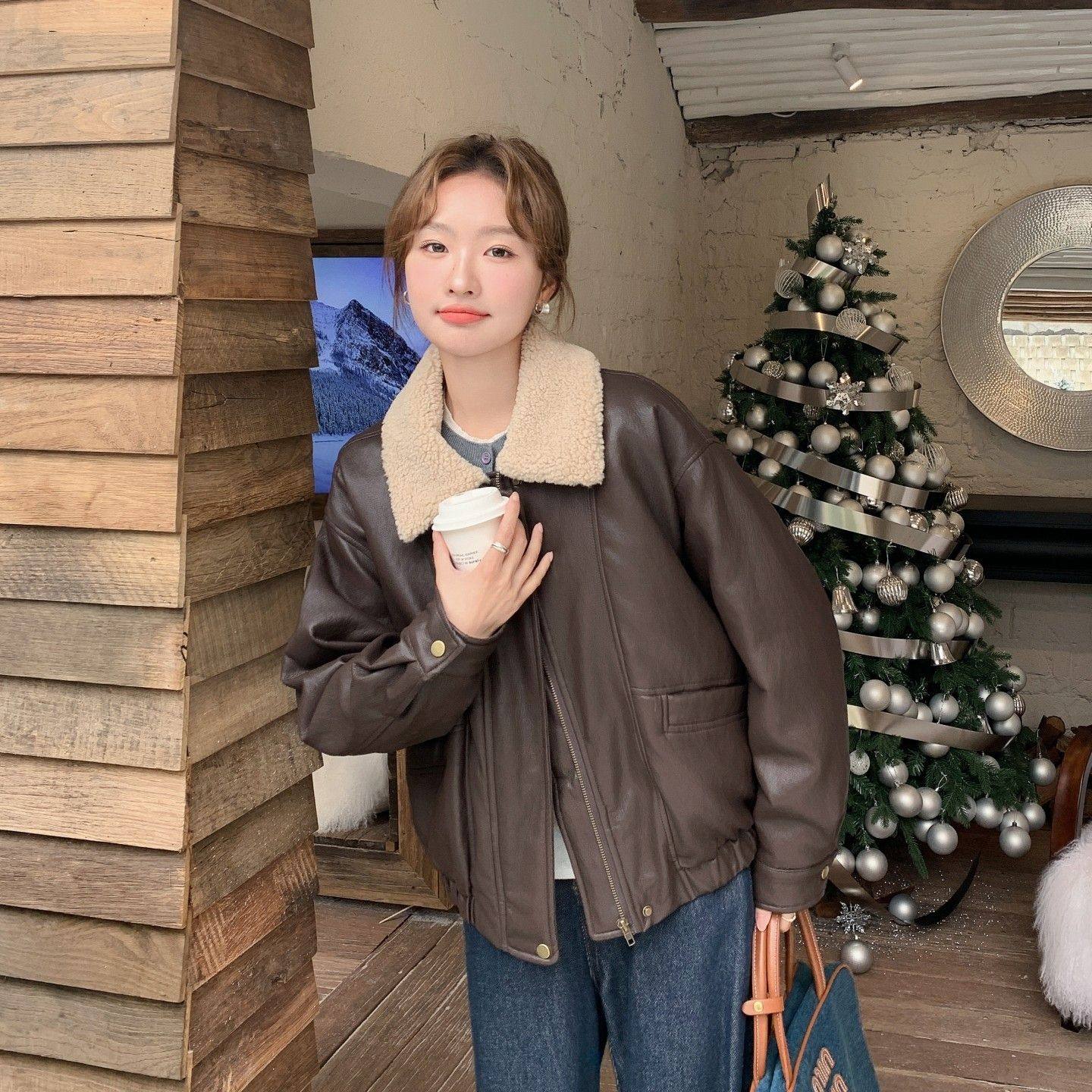 棕色短款羽绒服女冬季韩系新款港风复古羊羔毛翻领设计感皮衣外套,淘宝优惠券,粉丝福利购,淘宝优惠卷