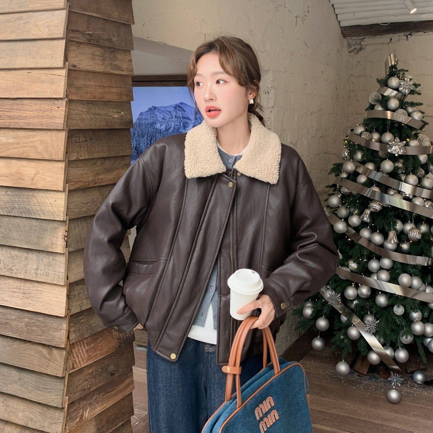 棕色短款羽绒服女冬季韩系新款港风复古羊羔毛翻领设计感皮衣外套,淘宝优惠券,粉丝福利购,淘宝优惠卷