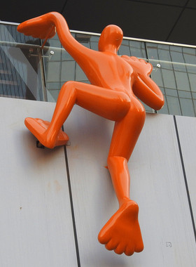 商场写字楼户外抽象爬墙人造型人物雕塑玻璃钢挂墙景观动物小品