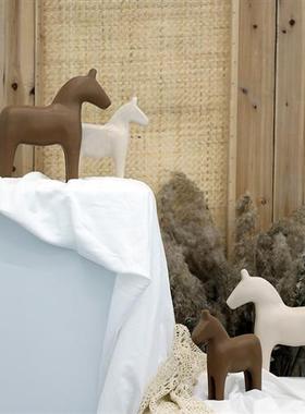 客厅高级感莫兰迪色木马摆件北欧轻奢高档现代玄关桌面小马装饰品