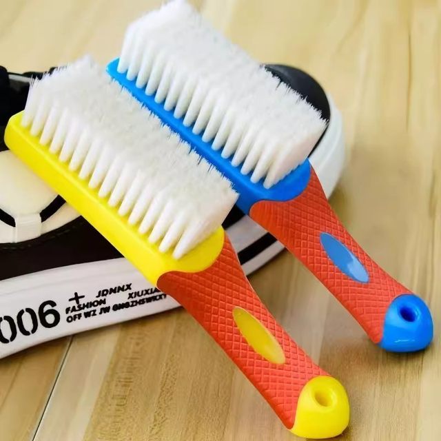 Shoe brush with soft bristles that does not hurt shoes. Household laundry brush. Multifunctional shoe brush. Shoe artifact. Shoe washing brush. Long handle clothes brush.