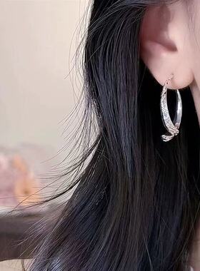 黑糖饰品轻奢高级小众百搭碎冰冰交叉鱼尾耳环法式个性交叉纹路
