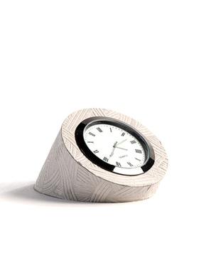 现轻奢金属艺术皮革闹钟台上钟表摆件样板间售楼处客厅软装饰品