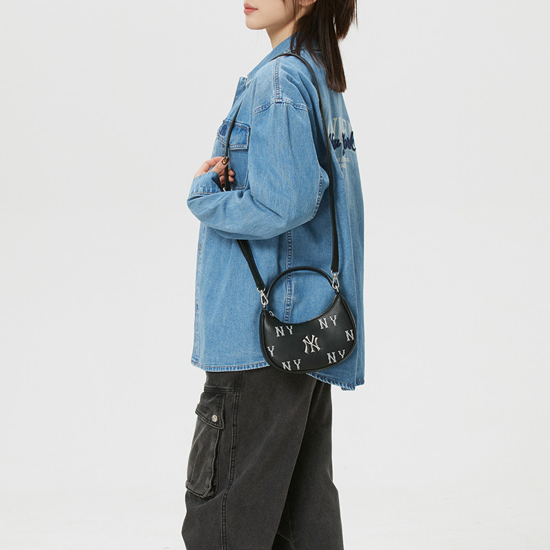 MLB retro flower crossbody bag is lightweight and durable