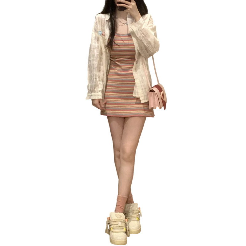 彩虹条纹温柔吊带连衣裙女夏2024新款法式气质显瘦包臀春秋短裙子
