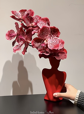 高级感拉满~红色女郎花瓶摆件