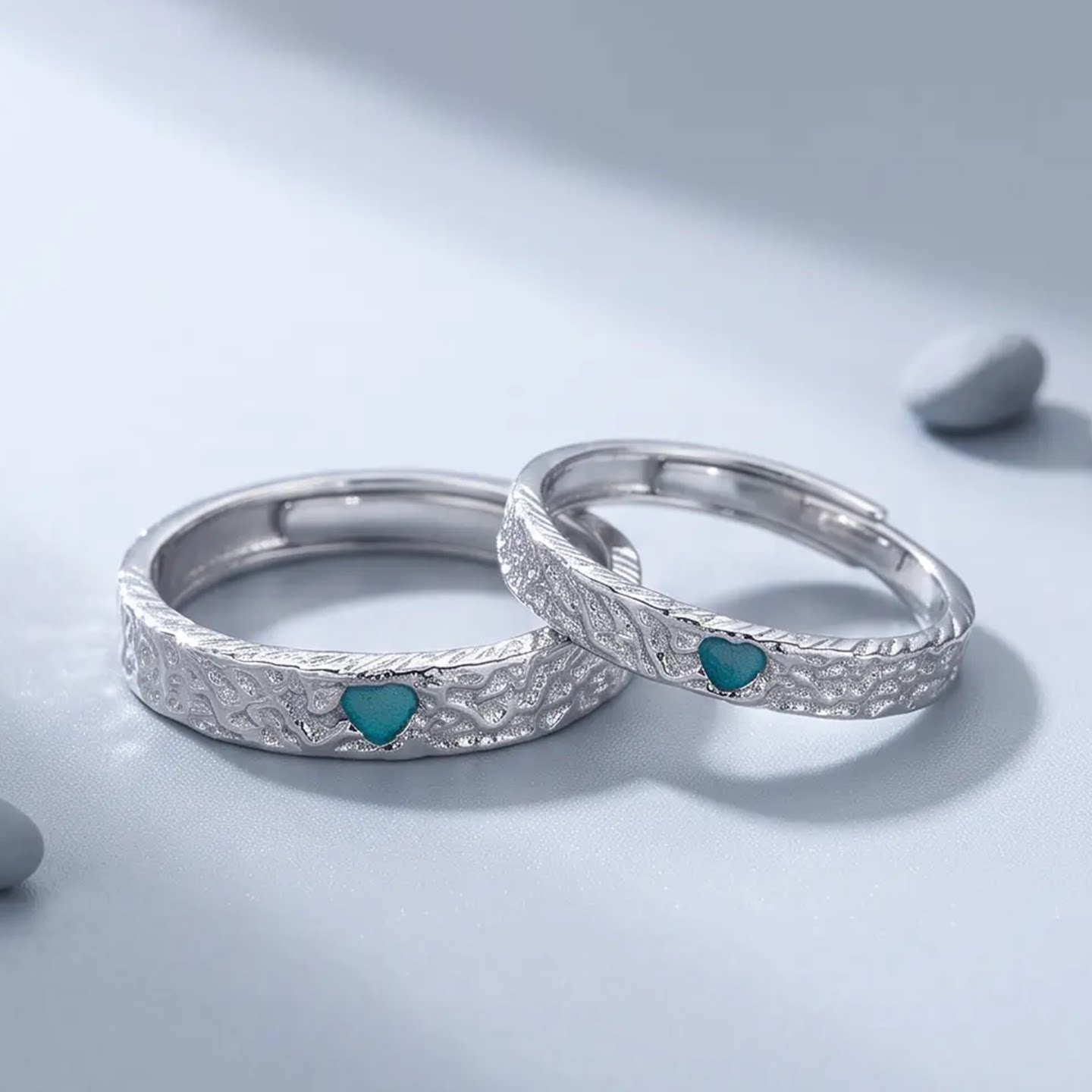 First sight of Cruch couple’s simple and versatile ring