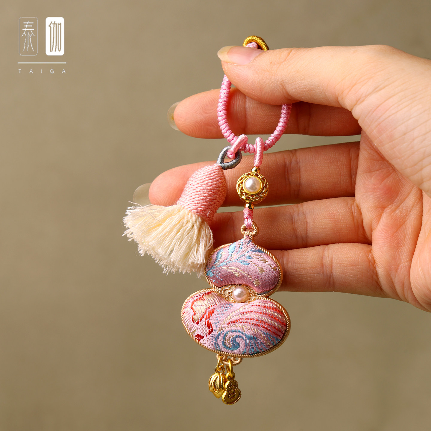 新品手把件包挂车挂钥匙扣非遗手作宋锦双面葫芦吊坠国风汉服配饰,淘宝优惠券,粉丝福利购,淘宝优惠卷