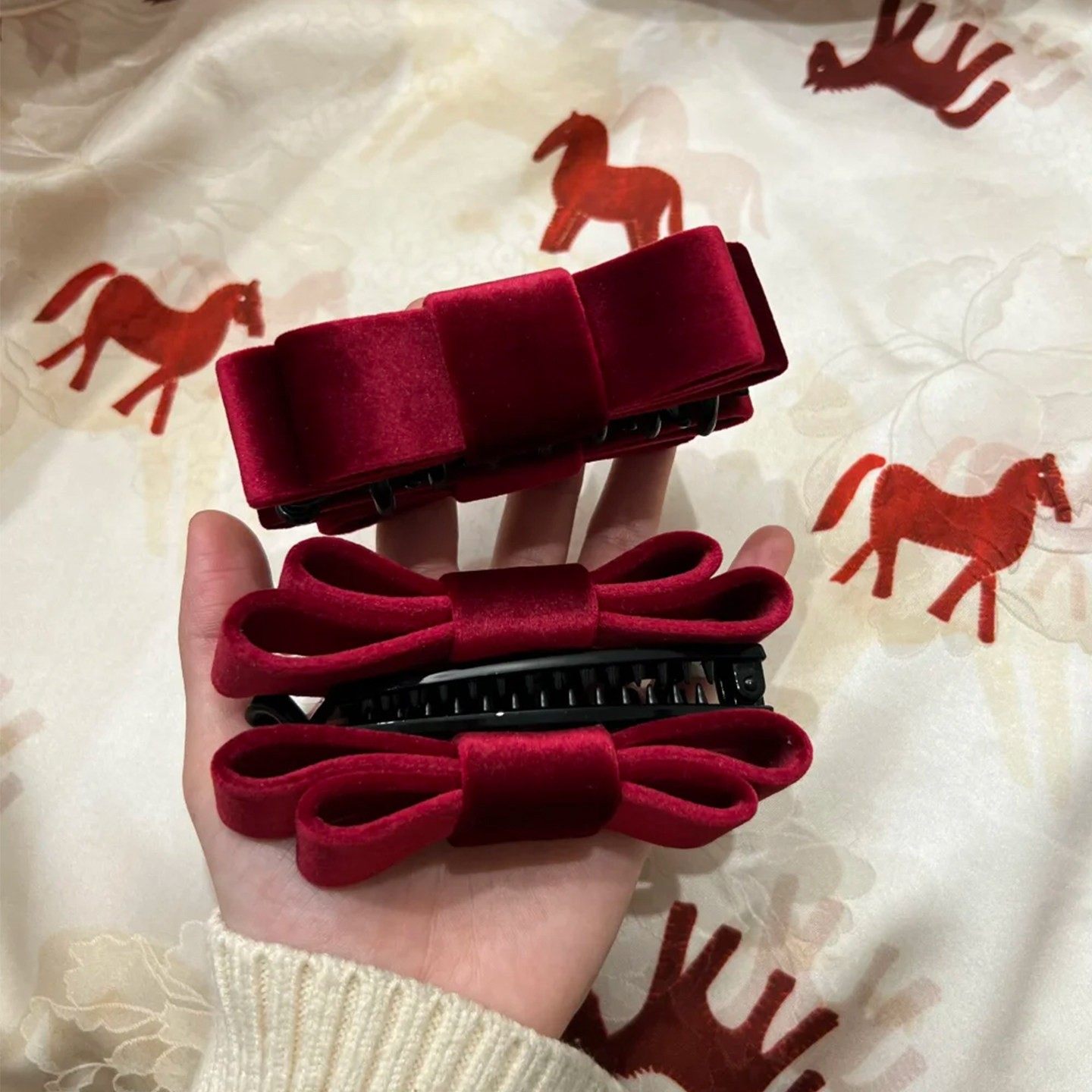 红色丝绒蝴蝶结香蕉夹子高级感后脑勺盘发头饰半扎发抓夹新年发饰,淘宝优惠券,粉丝福利购,淘宝优惠卷