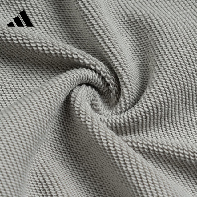 ເສື້ອຍືດກິລາ adidas ແບບສະບາຍໆ